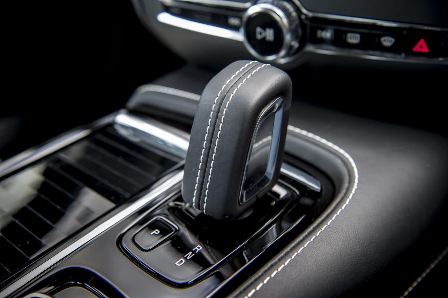 Детали интерьера Volvo S60 T8 R-Design 2019 года  (UK) (фото 23 из 40)